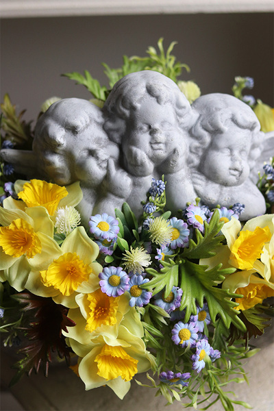 Luvina Spring, żółta dekoracja nagrobna z aniołami