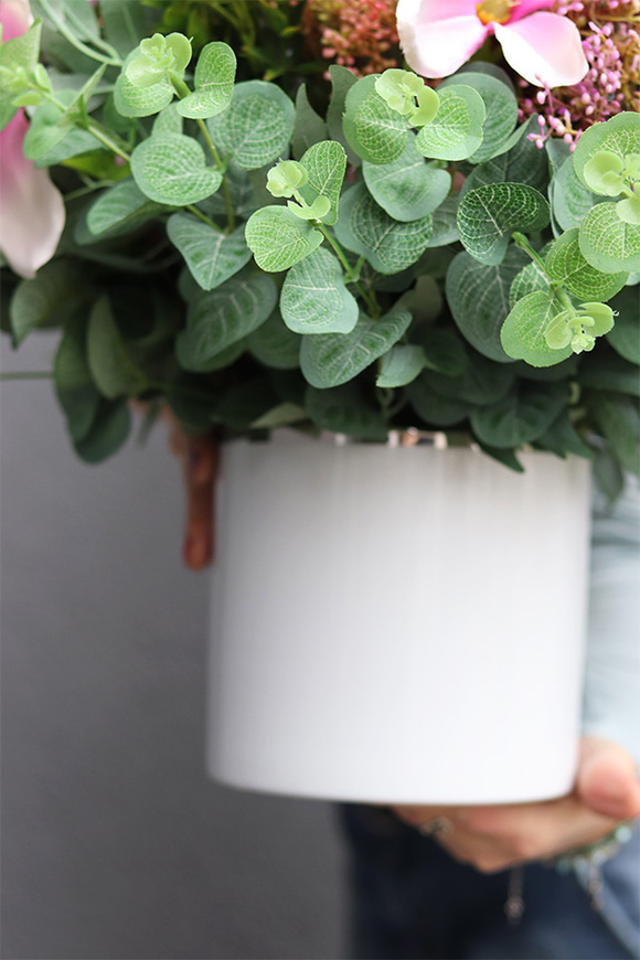 Adelita Magnolie New, efektowna kompozycja kwiatowa w białym naczyniu, wys.45cm