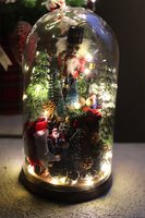 Dziadek do Orzechów, stroik pod szklaną kopułą, wym.26x12cm