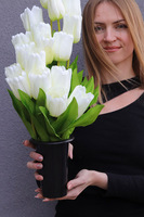Tulippo New Design White 2, nowoczesny bukiet nagrobny we wkładzie, dł.50cm  
