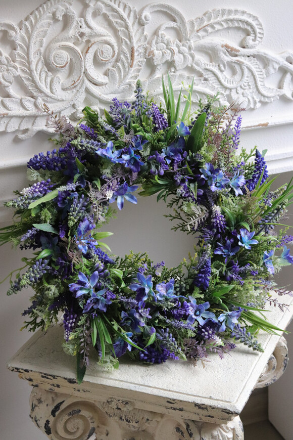 Szafirki Blue, wianek na drzwi z niebieskich kwiatów