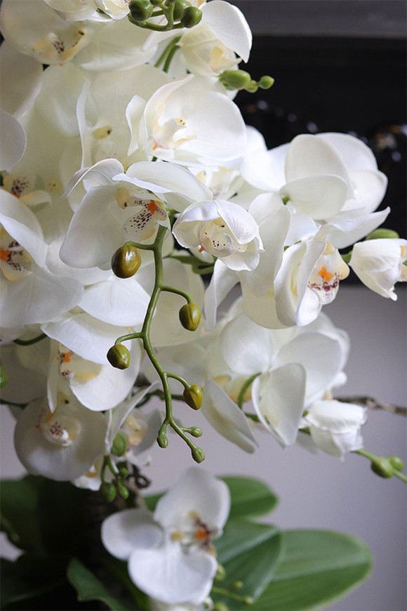 Silver Trettia, biały sztuczny storczyk w srebrnej donicy