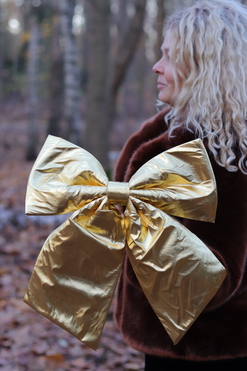 OD RĘKI złota kokarda zawieszka, Decoratoria, wym.40x36x5cm