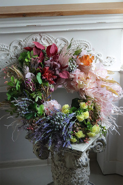 Kleopatra, efektowny wieniec nagrobny z kwiatami i ziołami, śr.65cm