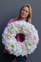 Kremowa Kwiatova, bogaty wianek na drzwi