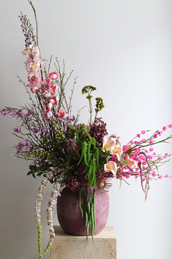 Etno Spring, wiosenna kompozycja w różowym wazonie, wym.108x74x50cm 