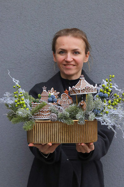 OD RĘKI Piernikowy Jarmark, świąteczny stroik z karuzelą, wym.28x57x25cm