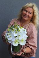 Orchids De Lux, bukiet białych kwiatów w szklanym wazonie