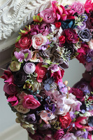 Florina Small, różowy wianek na drzwi