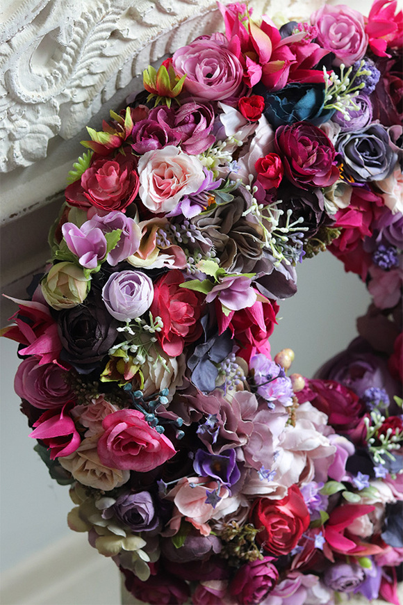 Florina Small, różowy wianek na drzwi