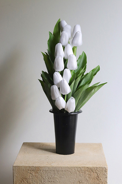 OD RĘKI Tulippo White, nowoczesny bukiet nagrobny we wkładzie, dł.50cm