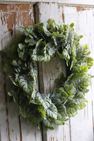 Monstera, zielony wianek na drzwi z liśćmi