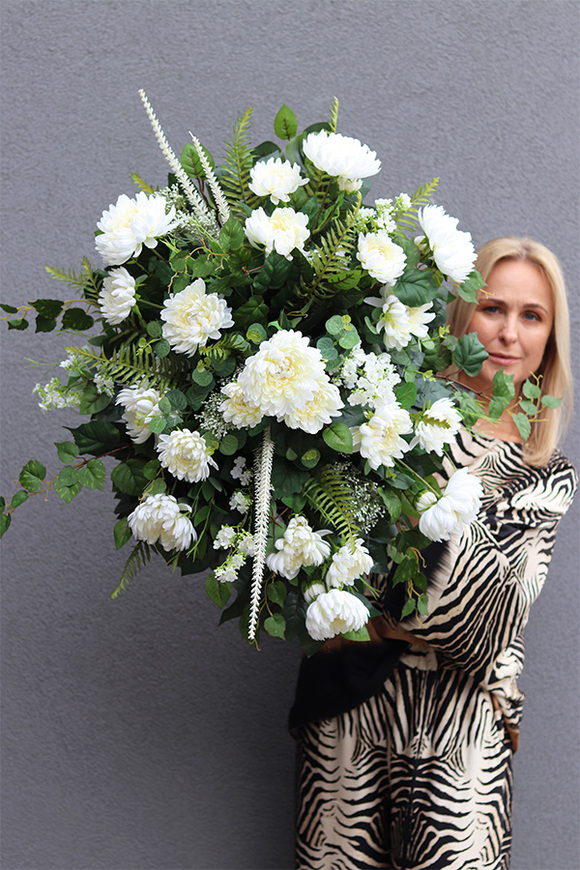 Biała Electra, wiązanka nagrobna na plastrze drewna