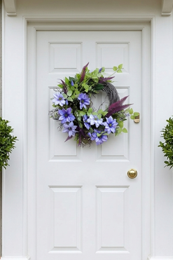 OD RĘKI Fiolette Clematis, asymetryczny wianek dekoracyjny, rozp.46cm