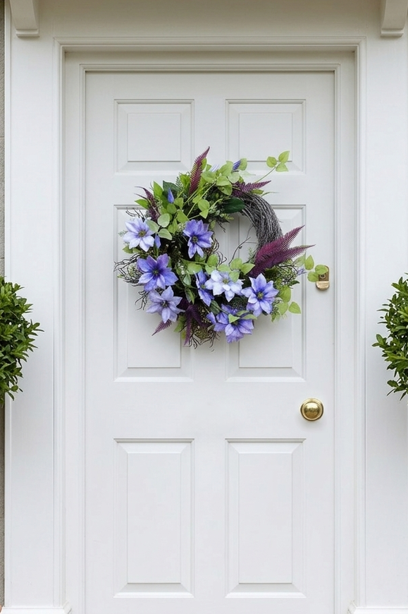 Fiolette Clematis, asymetryczny wianek dekoracyjny