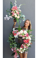 Elegancki zestaw dekoracji nagrobnych w różowej tonacji - wieniec i bukiet we wkładzie do flakonów.