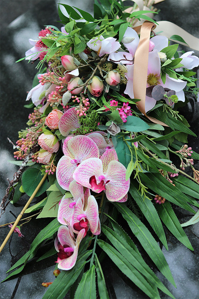 Memista, bukiet nagrobny z orchideą