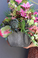 Memorie Volcan Lilly, nowoczesna kompozycja nagrobna w misie