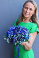 Blue Redra, bukiet granatowych kwiatów do ręki