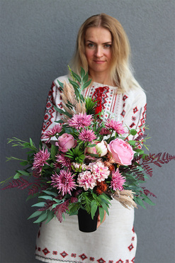 Udelia Pink, różowy bukiet nagrobny we wkładzie, wys.52cm 