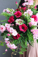 Preta, kwiatowa kompozycja w wiszącej, metalowej donicy