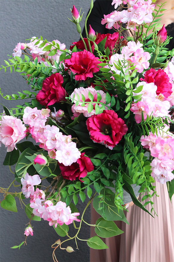 Preta, kwiatowa kompozycja w wiszącej, metalowej donicy