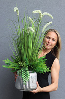 Hilton Green, kompozycja z trawami w srebrnej donicy