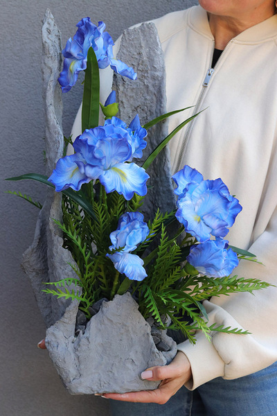 Irysy Volcan, kompozycja nagrobna w misie