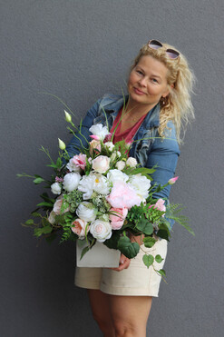 Abellika, kompozycja kwiatowa na komodę, wys.65cm 