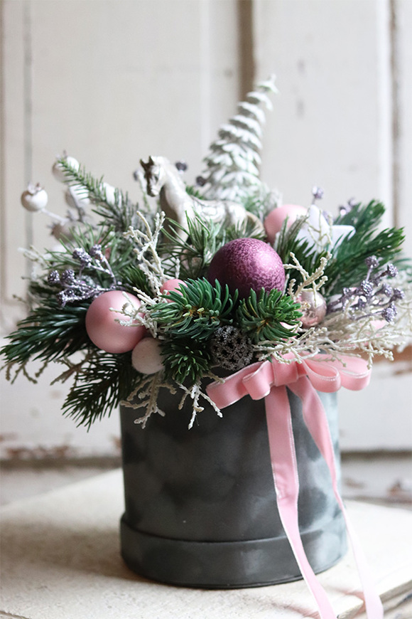 Grenta Velvet, flowerbox świąteczny z konikiem