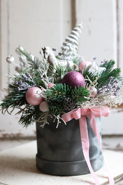 Grenta Velvet, flowerbox świąteczny z konikiem