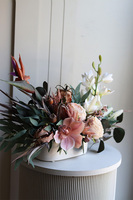 Beige Regrere, kompozycja kwiatowa ze strelicją