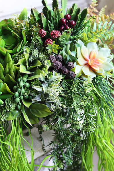 Anya Long Sukulenty, zielona kompozycja w srebrnej donicy, wym.30x58cm  