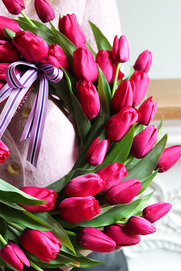 Witaj Wiosno Magenta, wiosenny wianek z tulipanów