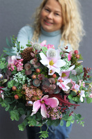 Adelita Magnolie New, efektowna kompozycja kwiatowa w białym naczyniu, wys.45cm