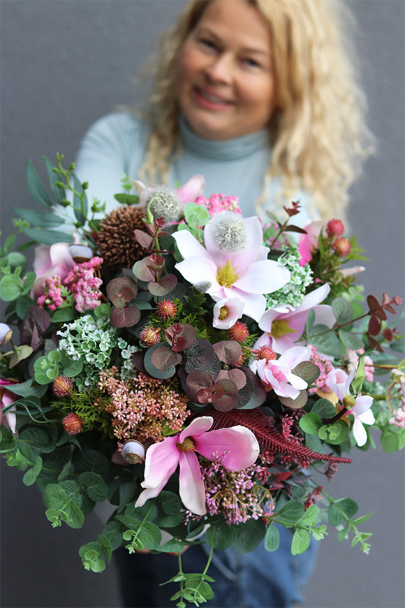 Adelita Magnolie New, efektowna kompozycja kwiatowa w białym naczyniu, wys.45cm