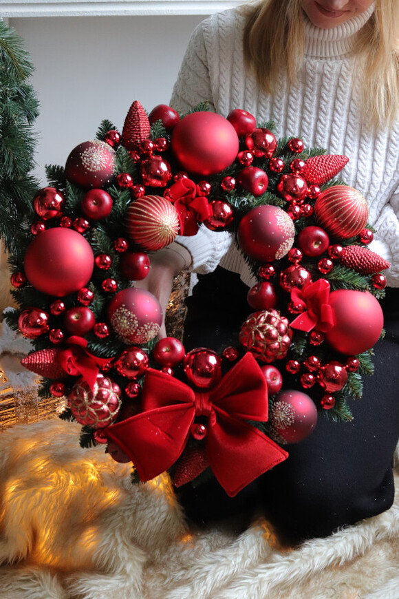 Czerwona Kolęda, świąteczny wianek z bombkami