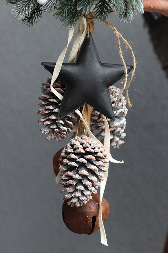 Czarne Renifery, świąteczny wianek z zawieszką