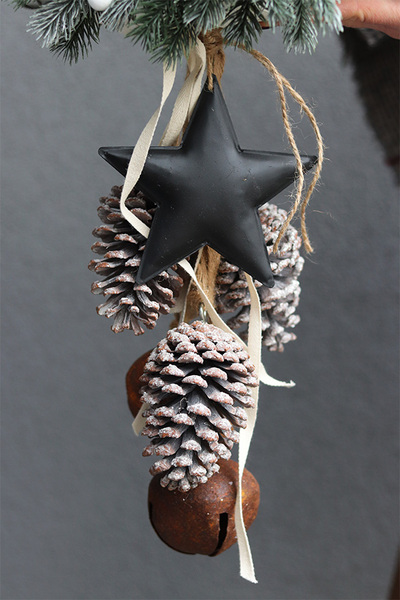 Czarne Renifery, świąteczny wianek z zawieszką