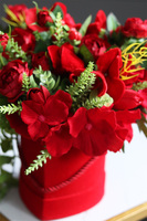 Miłosna, czerwony flowerbox na walentynki