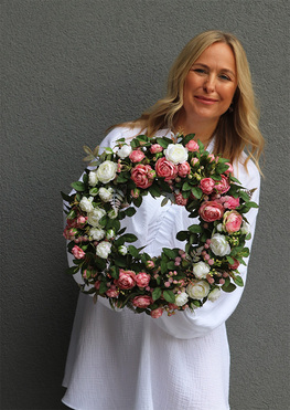 Pudrova Rosalina, dekoracyjny wianek z róż, śr.42cm