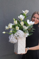 Biała Della, kompozycja kwiatowa w naczyniu