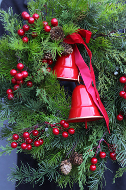 Rodzinna Gwiazdka, zimowy wianek z dzwonkami, śr.45cm