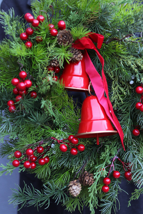 Rodzinna Gwiazdka, zimowy wianek z dzwonkami