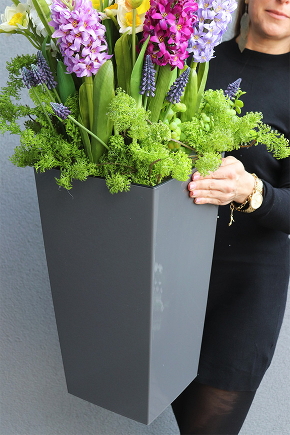 Flisatti, wiosenna kompozycja z hiacyntów i żonkili, wys.130cm 