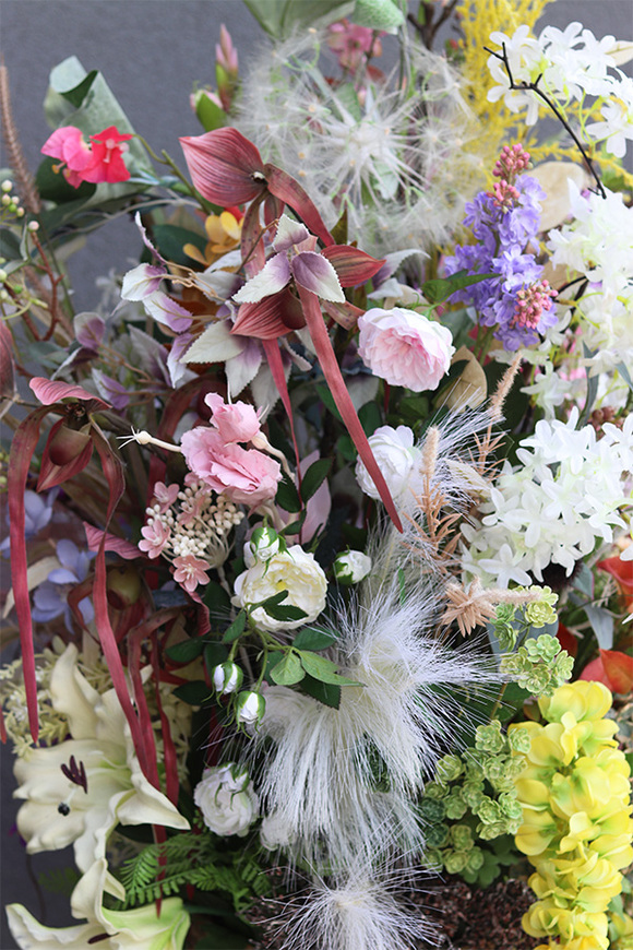 Mediolan Flowers, kompozycja kwiatowa w koszu