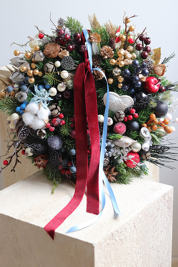 Winteriada, zimowy wianek na drzwi z owocami