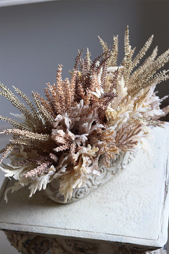 Wrzosy Beige, kompozycja kwiatowa w czarnej donicy