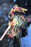 Ninase, bukiet nagrobny z czarnymi kaliami