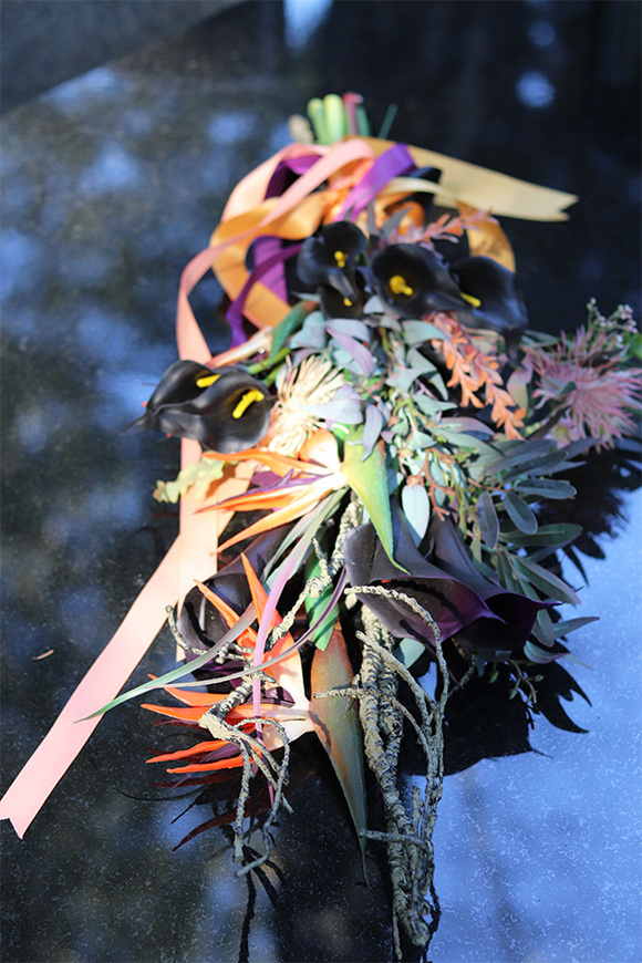 Ninase, bukiet nagrobny z czarnymi kaliami